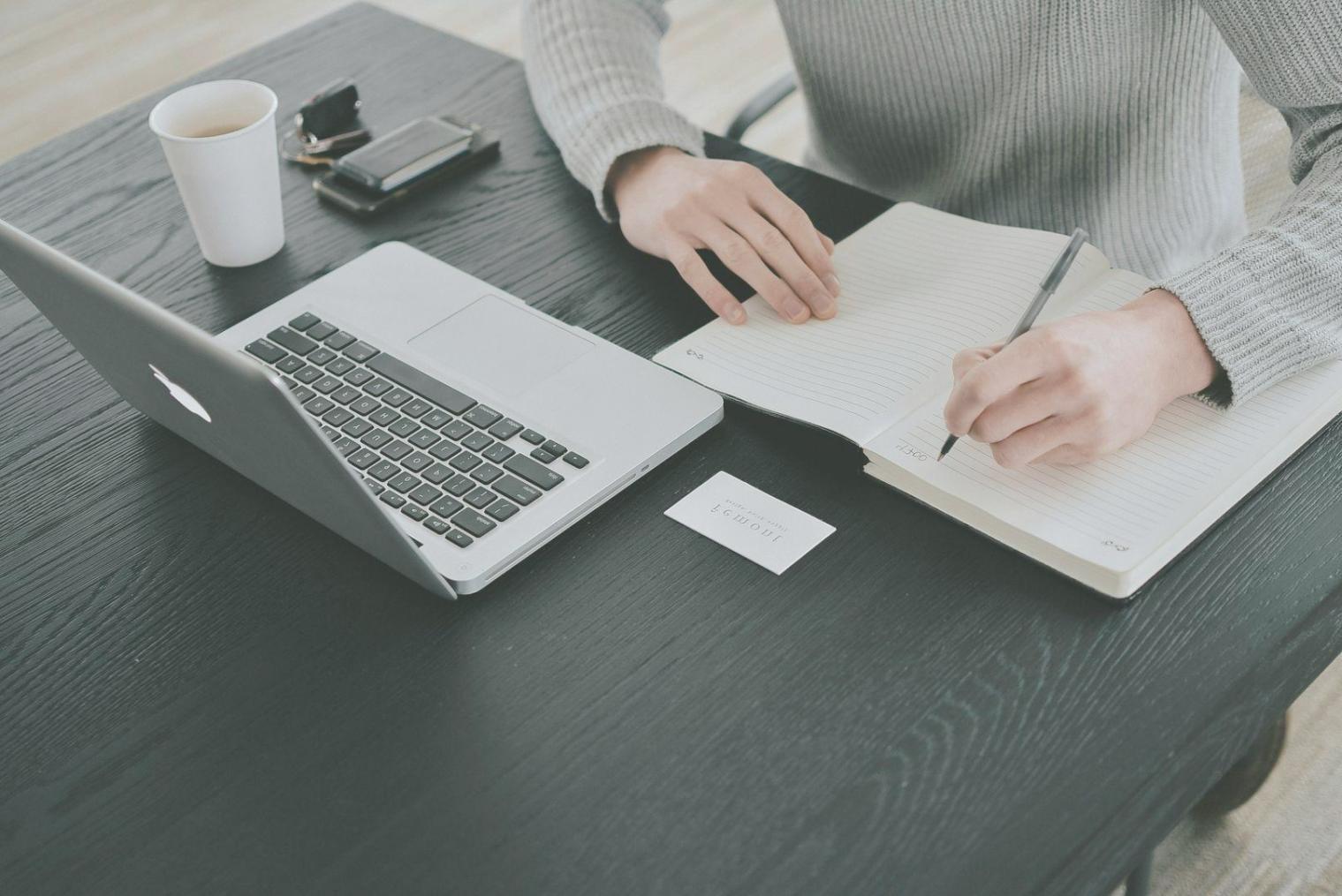 Espace de travail organisé pour optimiser la productivité